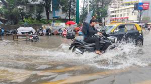 Mumbai Rain Updates: मुंबईत काही ठिकाणी मुसळधार; वरळीत रस्त्यावर साचलं पाणी, लोकल सेवाही विस्कळीत…
