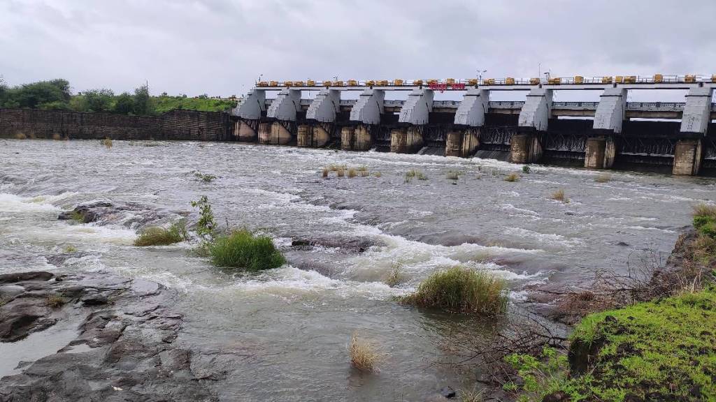 nashik heavy rain 15 dams release water rivers overflow alert