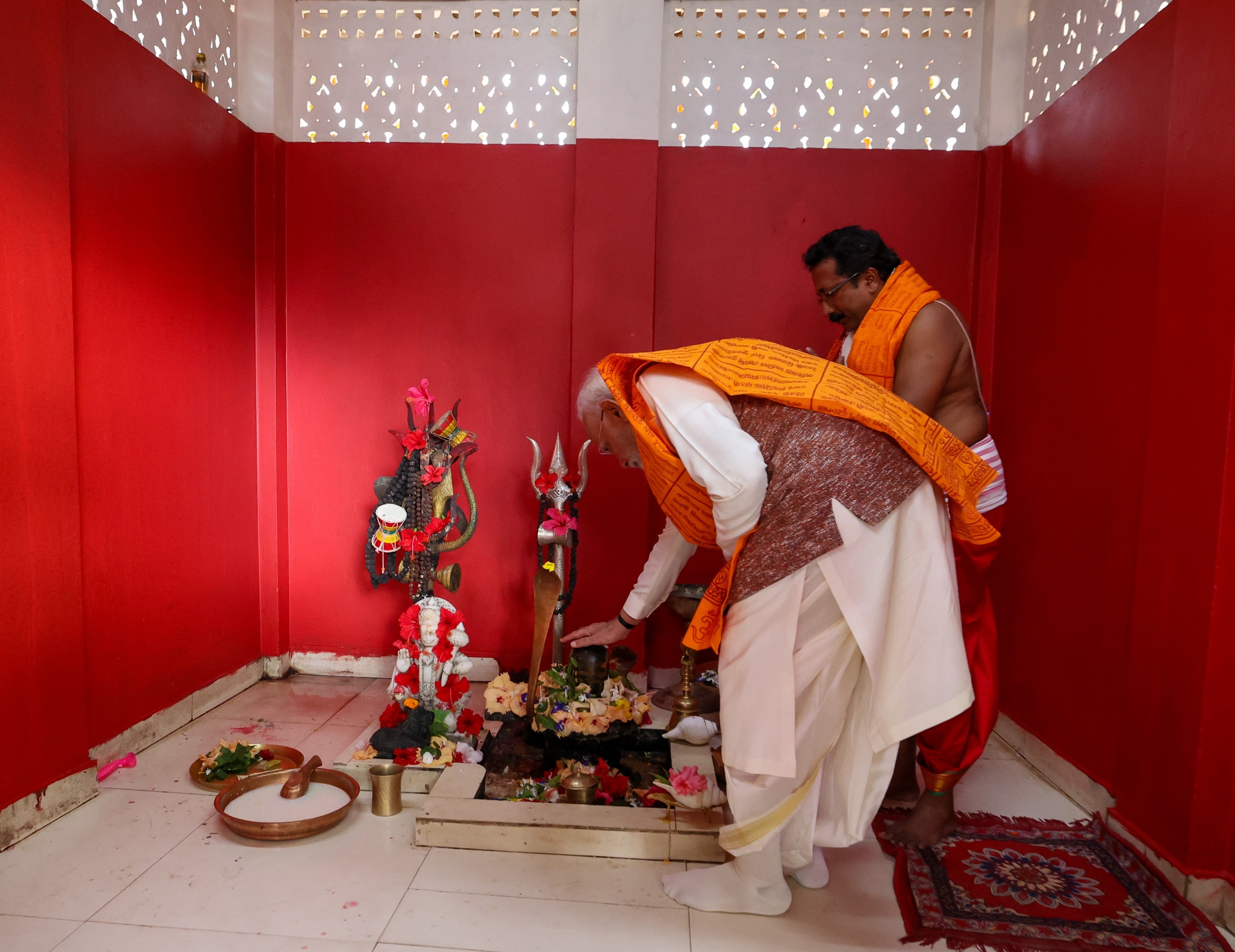 Navratri 2025 PM Modi offers prayers Tripura Sundari Temple