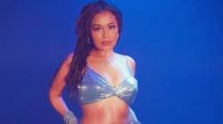 Neha Kakkar : ब्रालेट आणि शॉर्ट स्कर्टमध्ये नेहा कक्करचा ग्लॅमरस लूक, निळ्याशार पाण्यात किलर पोज