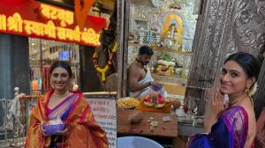 Photos : निळ्या रंगाच्या पारंपरिक साडीमध्ये रेश्मा शिंदेने घेतले अक्कलकोट येथे स्वामी समर्थांचे दर्शन