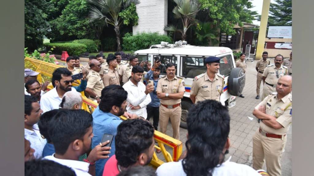blast at bazargaon explosives unit bachchu Kadu visits site and demanded case filed against company owner