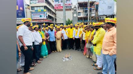 chandrapur OBC protested at gandhi Chowk burned government decision over Kunbi certificates for Marathas