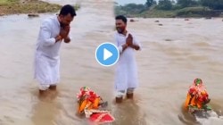 भक्तीची ताकद की देवाचा चमत्कार! पाण्याचा मोठा प्रवाह तरी विसर्जनाला मूर्ती वाहून गेली नाही; VIDEO पाहून डोळ्यांवर विश्वास बसणार नाही