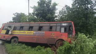 Kalyan alephata Bus hit tree
