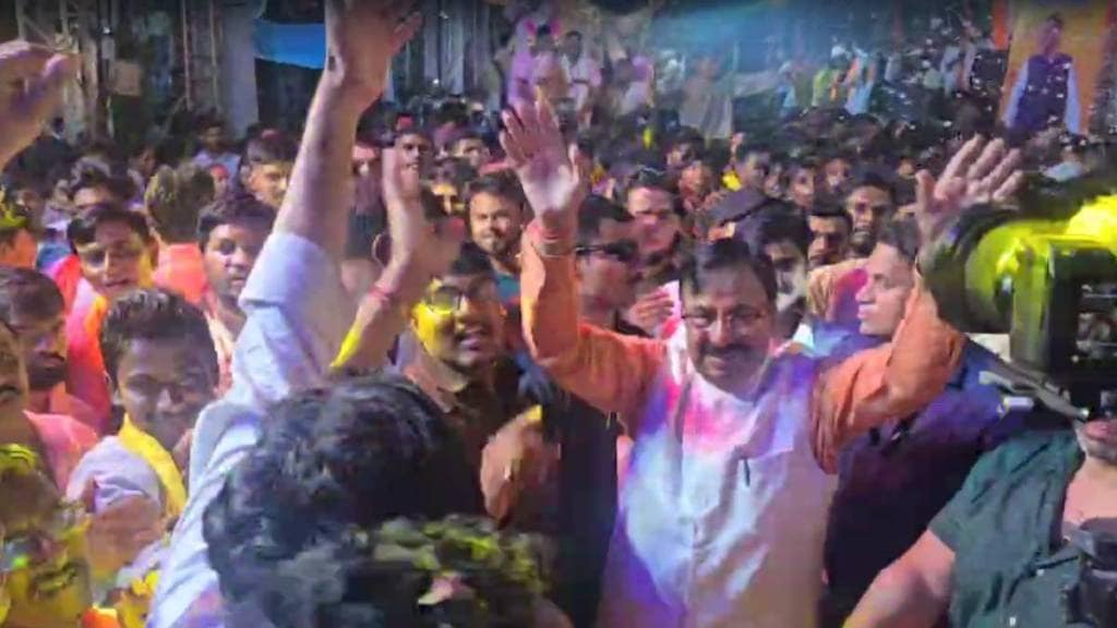 Ganesh Visarjan Sudhir Mungantiwar danced with Mandal officials Saturday