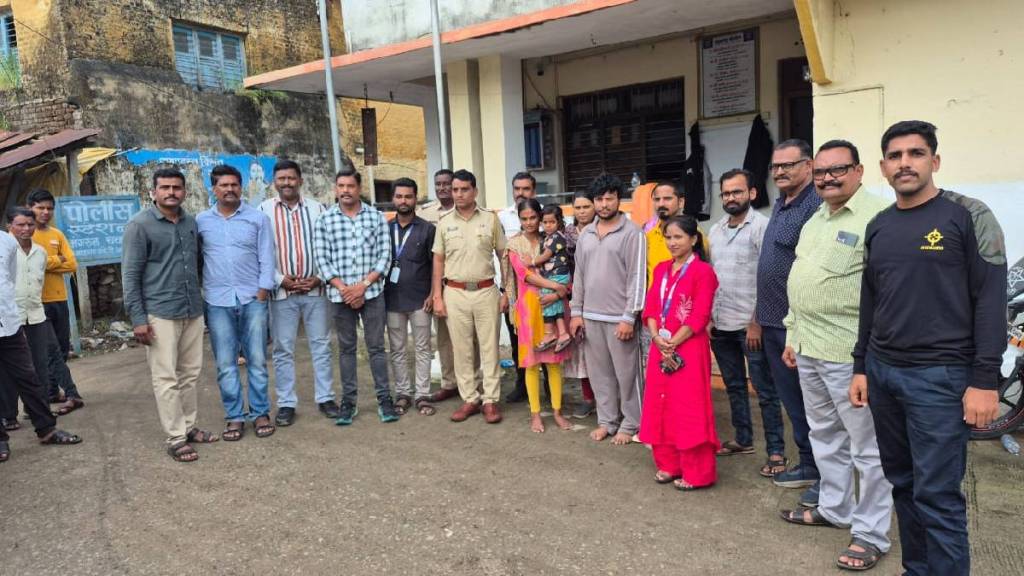 three year old girl found on samruddhi highway police handed her over to her parents within a few hours