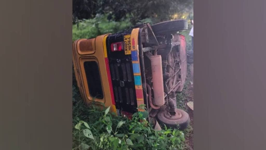 auto accidents in sindhudurg shock citizens driver injured rickshaw badly damaged in Vengurle