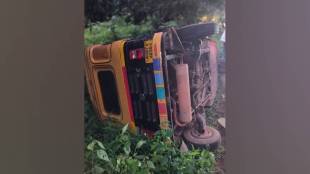 auto accidents in sindhudurg shock citizens driver injured rickshaw badly damaged in Vengurle