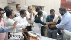 अन….महामार्ग अधिकाऱ्यांना सर्वपक्षीय नेत्यांनी दिली शाल श्रीफळची भेट