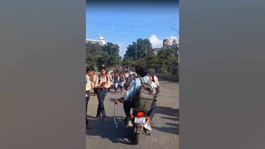 viral video of students with snakes prompts satara traffic Police to act against minors parents