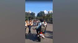 Social Media Viral Video : हातात साप घेऊन महाविद्यालयीन विद्यार्थ्यांची हुल्लडबाजी पोलिसांची पालकांवर कारवाई