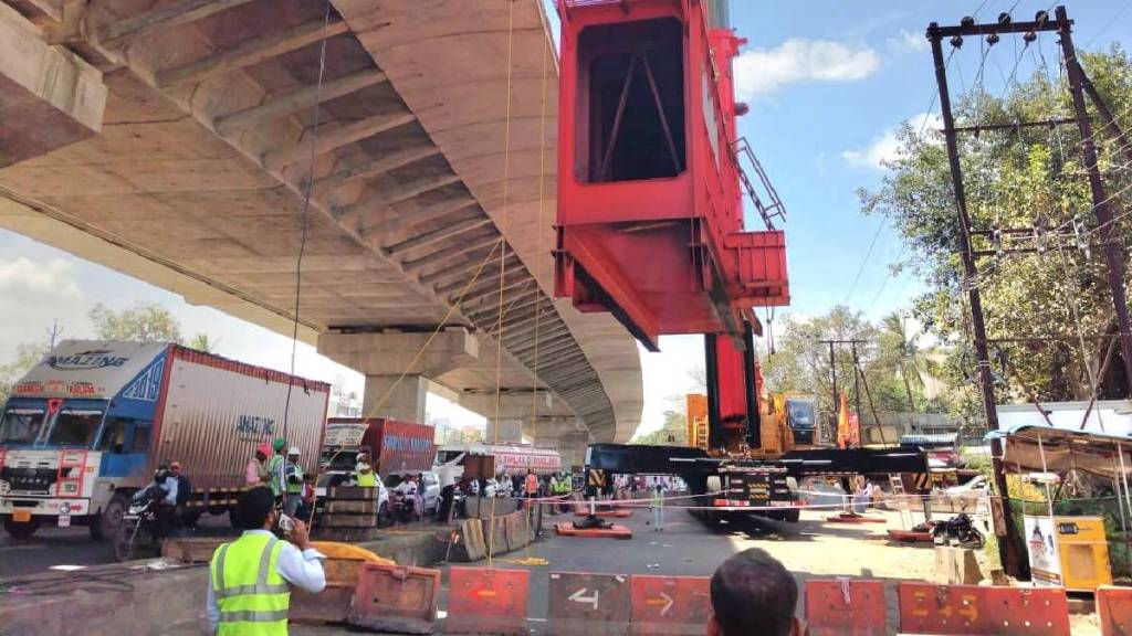 launcher machine for Karad Nandlapur flyover is urgently unloaded at Shivchhawa Chowk traffic diverted