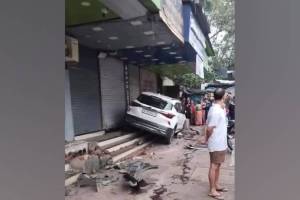 ghatkopar lbs road accident car rams on footpath three injured