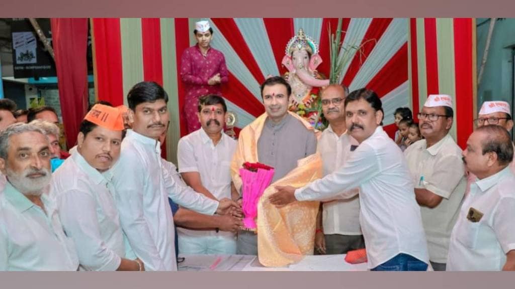 locals felicitated MLA atul bhosale Pune Bangalore highway permanent road crossing
