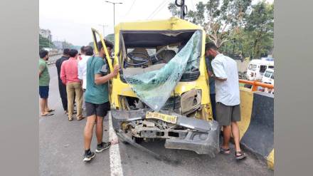 school bus and school van collided on flyover in mankapur area school bus and school van collided on flyover in mankapur area