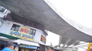 Indora Dighori flyovers outer road section passes through buildings balcony at ashok Chowk