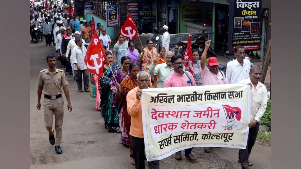farmers marched to gadhinglaj tehsildars office demanding dues crop water records and extracts