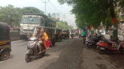 ट्रक बंद पडल्यामुळे माणिकपूर रस्त्यावर वाहतूक कोंडी