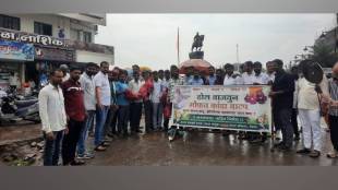 deola taluka protested by beating dhol and distributing free onions to citizens