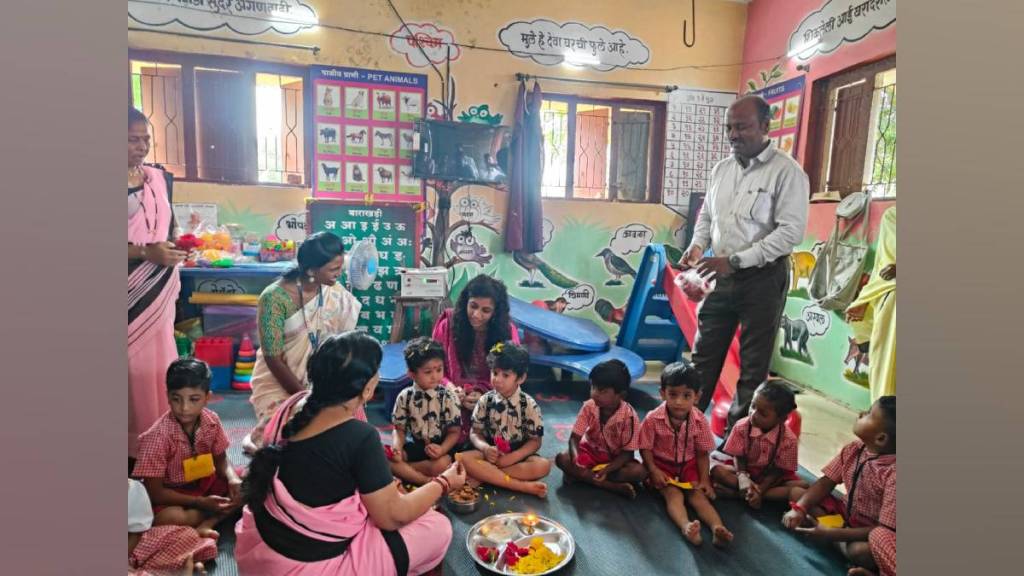 nandurbar dstrict Collector dr mittali sethi admitted her twin children to anganwadi in tokartalav village