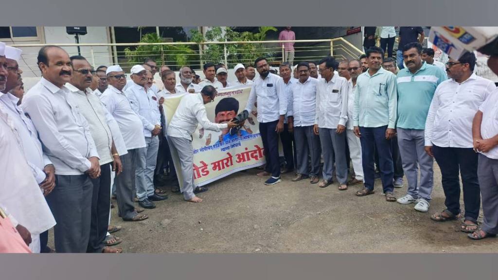NCP workers protest in rahuri against bjp gopichand Padalkar