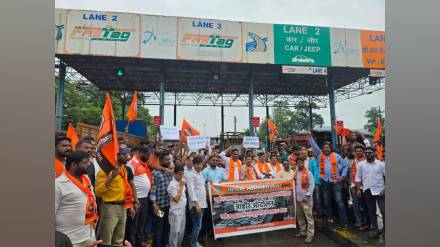 MNS workers protested at Khanivade toll plaza on saturday MNS workers protested at Khanivade toll plaza on saturday