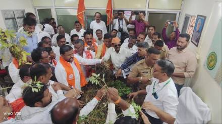 amravati shiv sena ubt protest at district agriculture Office