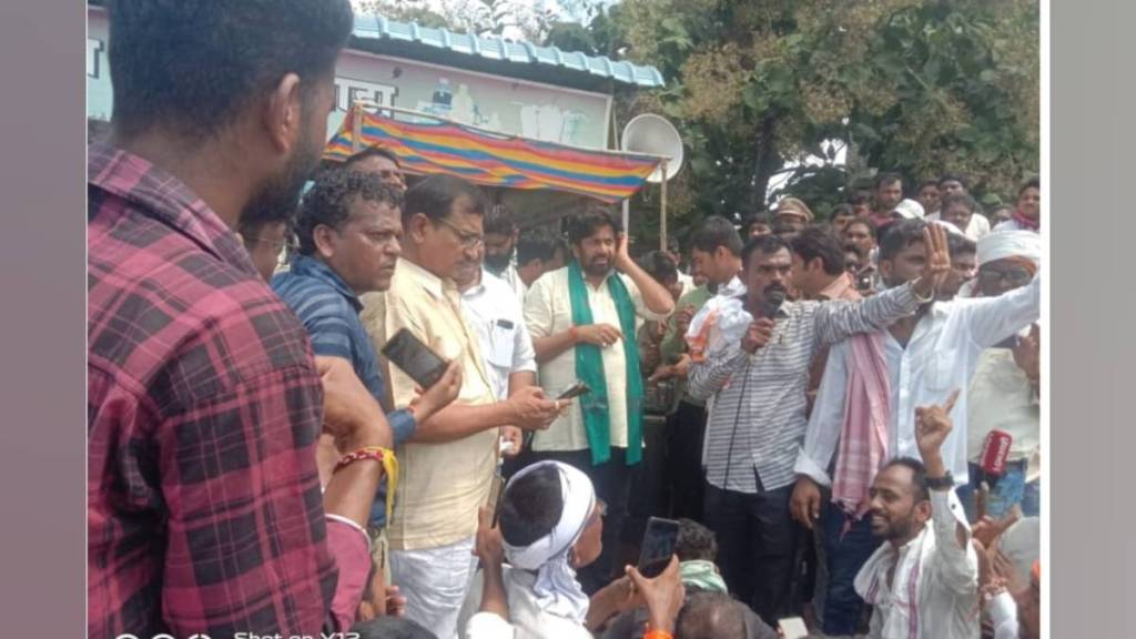 bachchu Kadu aggressive stance in farmers protest in Khambada