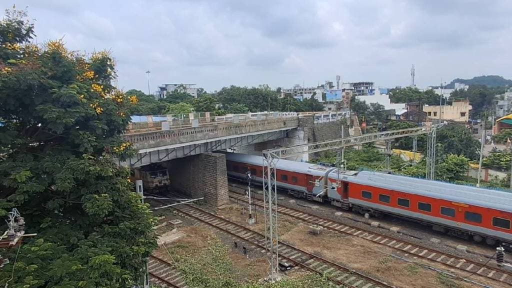 traffic under rajkamal railway flyover