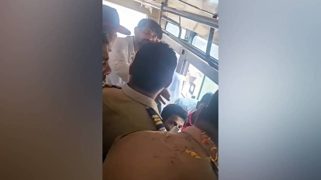 Kalyan police, accused inmates clash, prisoner transport violence, police injured in Kalyan, Aadharwadi jail inmates,