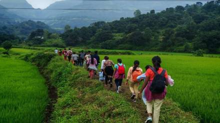 eighteen students from Parda village buldhana successfully scaled Kalsubai Peak