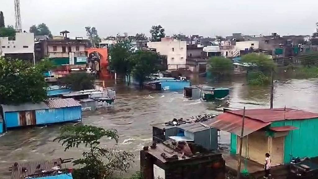 heavy rains hit Jalgaon talukas saturday night