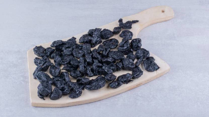 Benefits Of Drinking Soaked Black Raisins water