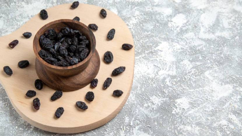 Benefits Of Drinking Soaked Black Raisins water