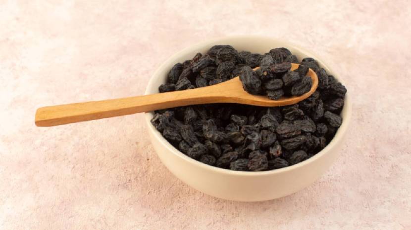 Benefits Of Drinking Soaked Black Raisins water