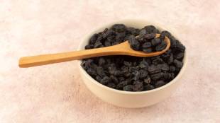 Benefits Of Drinking Soaked Black Raisins water,
