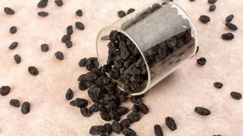 Benefits Of Drinking Soaked Black Raisins water