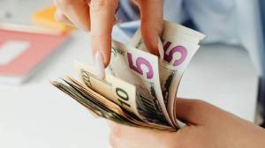 Country with Three Currencies: जगातील कोणत्या प्रदेशात तीन प्रकारचं चलन वापरलं जातं? जाणून घ्या!