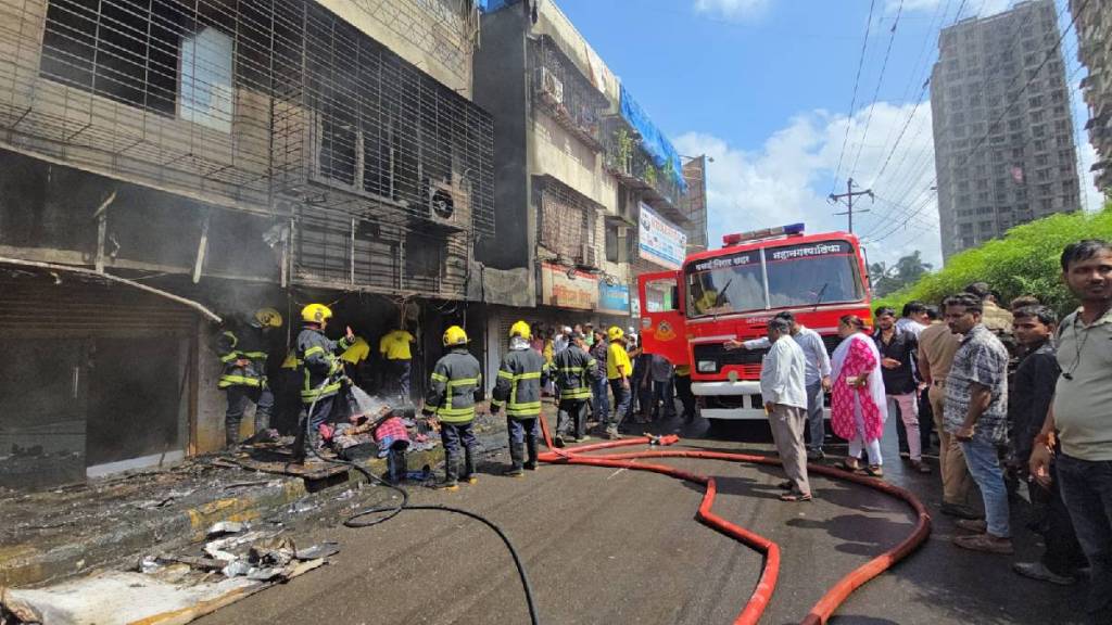 massive fire at clothing shop in Chandananaka area of ​​nalasopara east on Tuesday