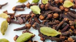 रात्री झोपण्यापूर्वी लवंगांचे पाणी प्यायल्यास काय होते? कोणते फायदे मिळतात ते घ्या जाणून….
