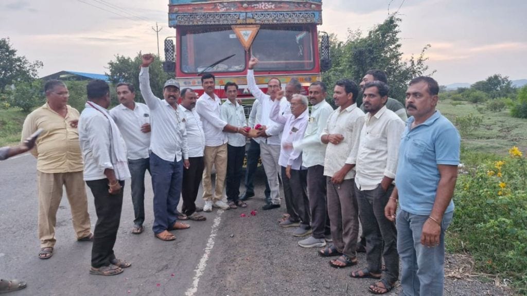 Onion farmers warn block Nafed onion trucks Maharashtra after price crash Malegaon Protests