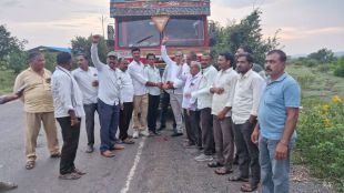 Onion farmers warn block Nafed onion trucks Maharashtra after price crash Malegaon Protests