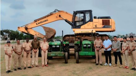 Phaltan police bust interstate gang tractor and Poklen fraud worth 65 lakh