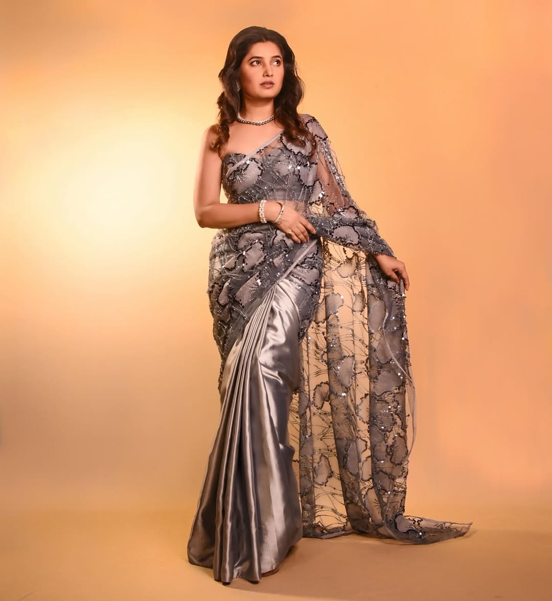 Prajakta mali shared beautiful gray color saree photoshoot