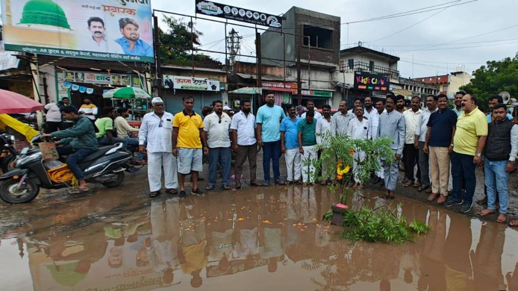 Protest by planting trees in Karjat city