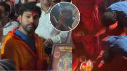 Rohit Sharma: हिटमॅनचा साधेपणा भावला! रोहितने खाली बसत डोकं टेकवून घेतले बाप्पाचे आशीर्वाद; चाहत्यांची तुफान गर्दी, VIDEO व्हायरल
