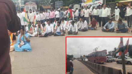 Ashta, Islampur closed in protest against Gopichand Padalkar