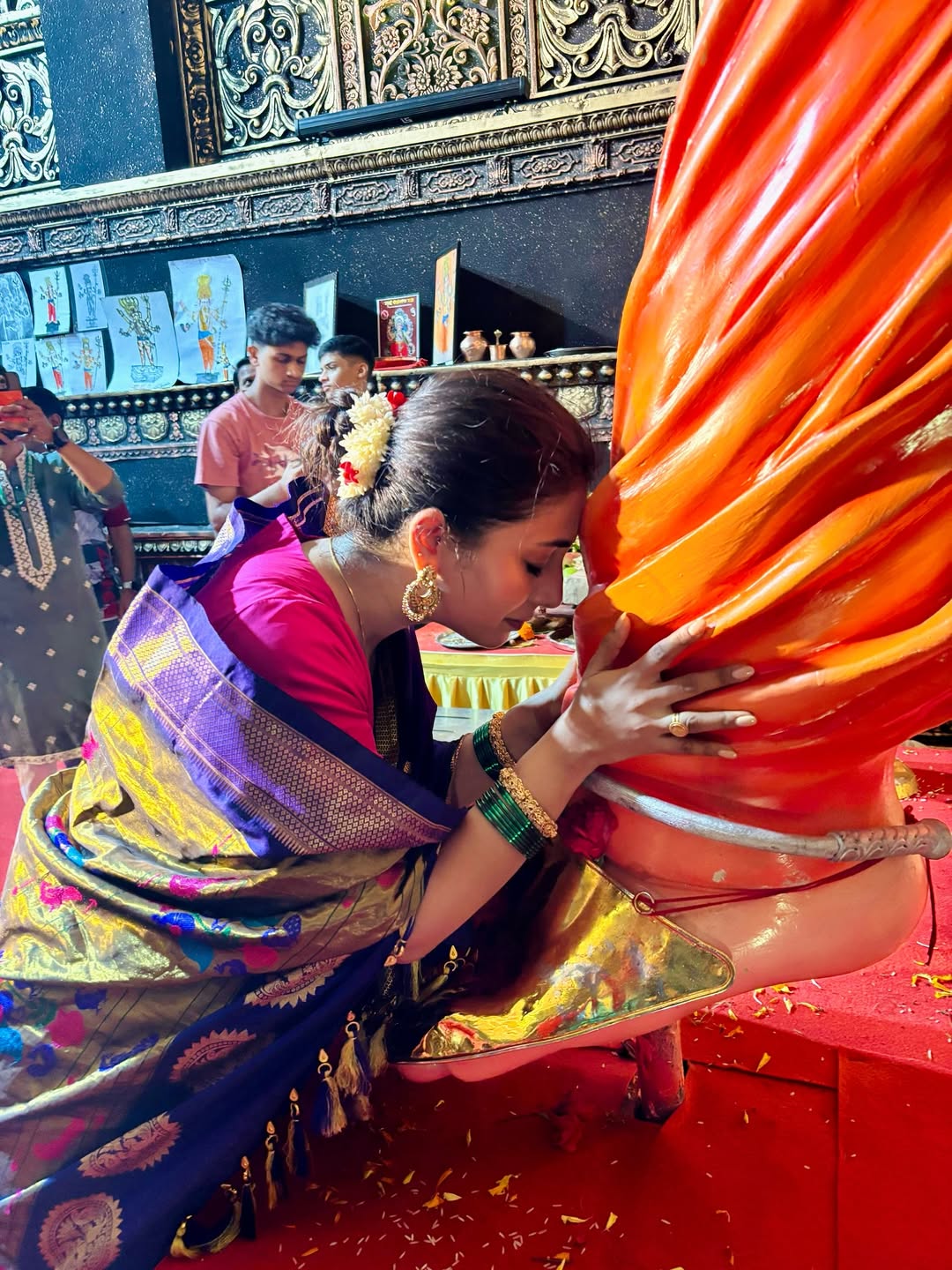 marathi actress sayali Sanjeev mumbai Ganpati darshan