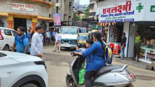 School students stuck in traffic jam in Chole village limits of Thakurli
